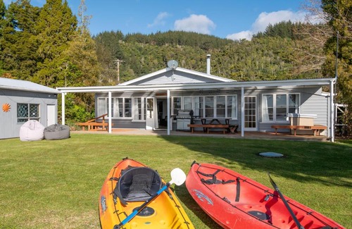Rototai House | The Middle
