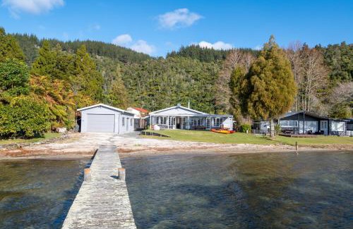 Rototai House | The Middle
