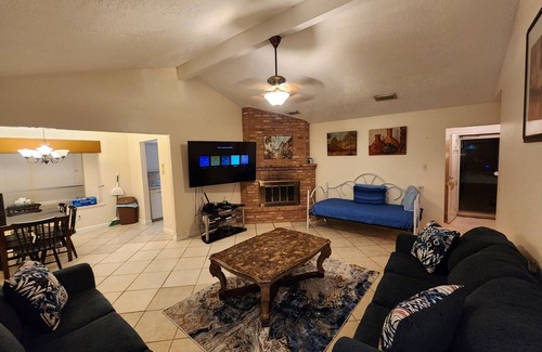 La Porte House | The Middle of EVERYWHERE. 30 min or less to Med. Center, Galleria, Kemah, Nasa