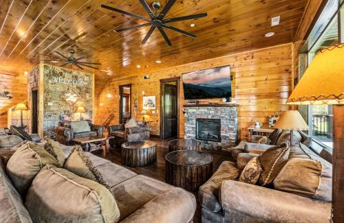 Gatlinburg House | The Mighty Crabapple Manor by Stony Brook Cabins