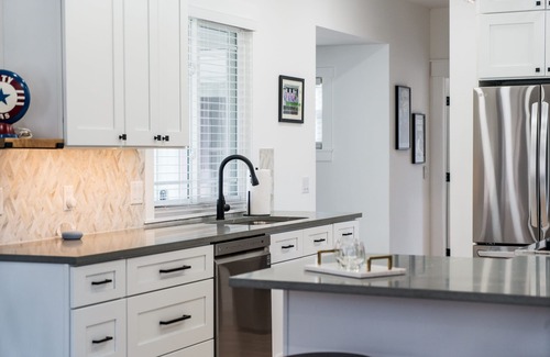 Williams Bay House | The Milky Way – Chic 3 BDR Williams Bay Retreat! 5 Min to Lake, Shopping, Dining