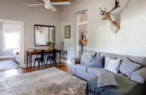 Corryong Bed & Breakfast | The Miners Cottage. Historic House in the Main street!
