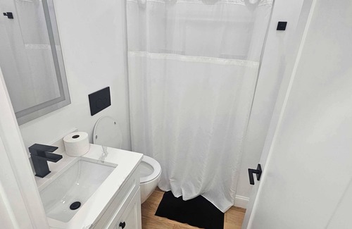 Mount Pleasant Apartment | The Mini-Lux B. at Lower Atwells Avenue Laundry & Dishwasher Close to DT