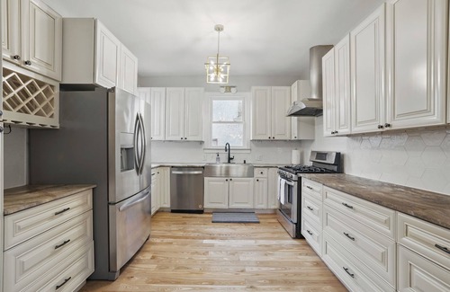 St. Anthony Park House | THE "MINNE" CASTLE~Pool~Hot tub~Bar~Sauna~Arcade!
