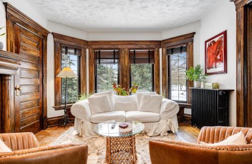 Leamington House | The Miracle Room at Dream BNB Estate Inn