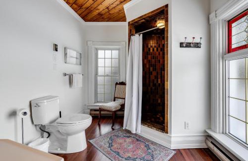 Leamington House | The Miracle Room at Dream BNB Estate Inn