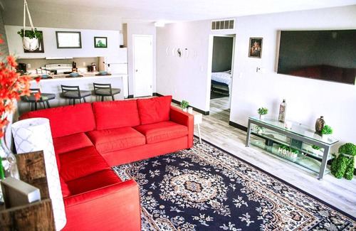 Coralville Apartment | The Mirage, in beautiful Coralville with AC, WiFi. Enjoy your stay