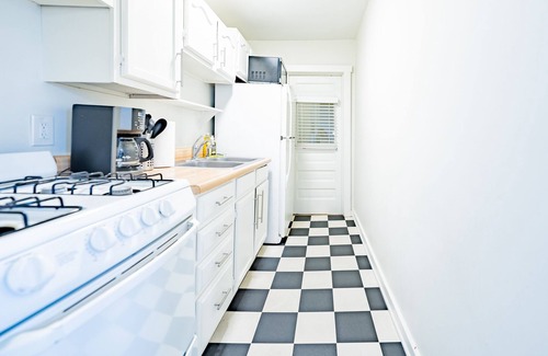 Southmoreland Condo | The MOD Apartment - Center of KC!