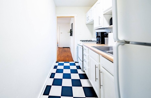 Southmoreland Condo | The MOD Apartment - Center of KC!