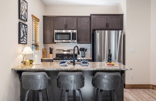 Hollister Cabin | The Mod Lodge-Private Hot Tub&Firepit-Near TableRock-Free Daily Tickets-Community Indoor Pool & More
