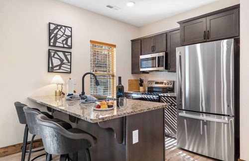 Hollister Cabin | The Mod Lodge-Private Hot Tub&Firepit-Near TableRock-Free Daily Tickets-Community Indoor Pool & More