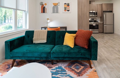 Woodlawn Apartment | The MOD Suite: Quaint family abode near UChicago, Lakeshore Dr. & DuSable Museum