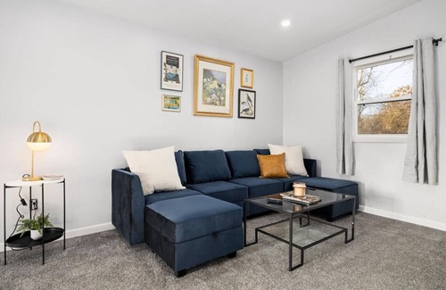 Peoria Heights House | The Modern Elm Escape: a cozy 2bd in the Heights