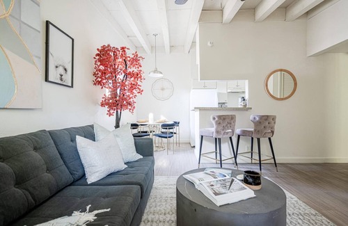 North University Apartment | The Modern I No Service Fees I Close to Downtown