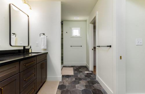Northeast South Bend House | The Modern ND 4B 3,5BA 1 mi to Stadium