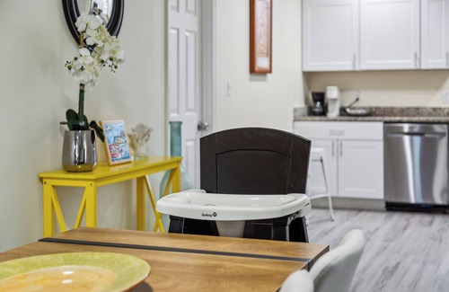 Marietta House | The Modern Recharging Station with a Tesla Charger, 5 miles to Truist Park.