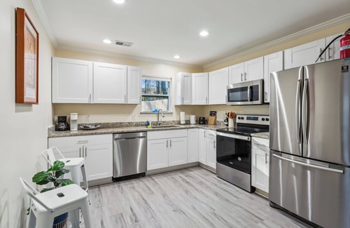 Marietta House | The Modern Recharging Station with a Tesla Charger, 5 miles to Truist Park.