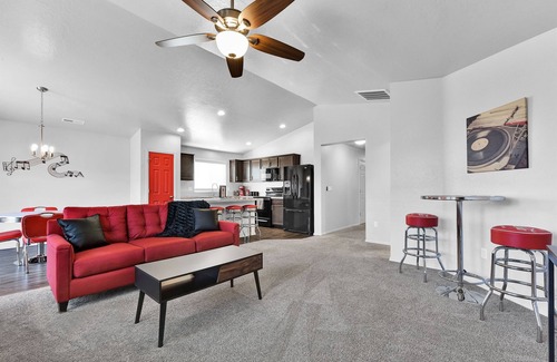 Nampa House | The Monochrome Home in Nampa near Hospital