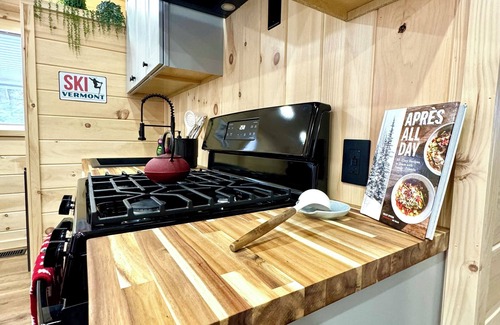 Wardsboro Ski Chalet | The Mont Haus- WOOD FIRED SAUNA - Minutes to Mt. Snow and Stratton!