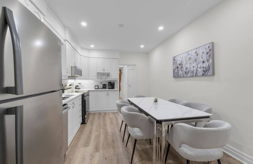 Little Italy Hotel | The Montrose - Free Parking - Downtown