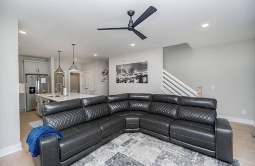 Cleveland Park House | * The Monty5* 7 minutes from downtown-2 car garage *Roof Top PTO W fire pit &TV