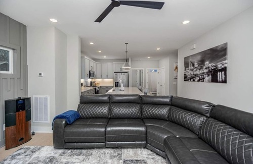 Cleveland Park House | * The Monty5* 7 minutes from downtown-2 car garage *Roof Top PTO W fire pit &TV