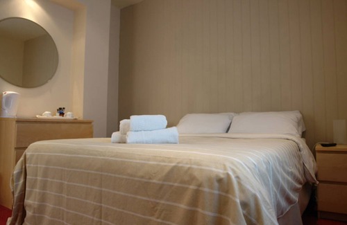 Clevedon Bed & Breakfast | The Moon and Sixpence