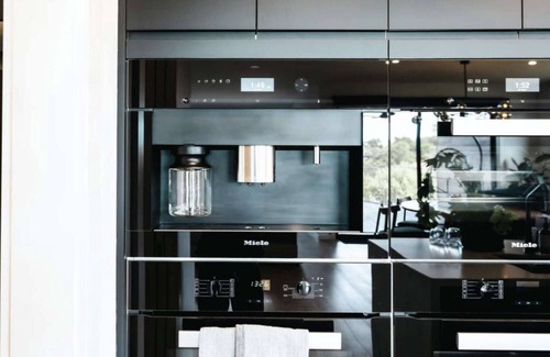 Fingal House | The Moonah Residence - Luxury 6 Bedroom Private Residence overlooking Moonah Links