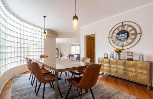 Mount Eliza House | 'The Moondah Manor' A Poolside Family Retreat
