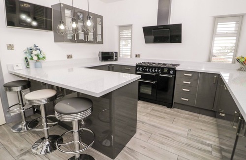Prestatyn Cottage | THE MOORES, pet friendly, with a garden in Prestatyn
