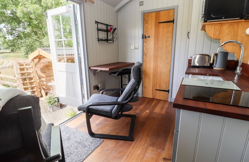 Oswestry Cottage | THE MOORHEN RETREAT, romantic, character holiday cottage in Trefonen