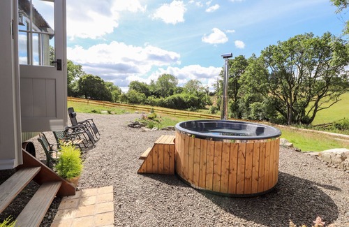 Oswestry Cottage | THE MOORHEN RETREAT, romantic, character holiday cottage in Trefonen