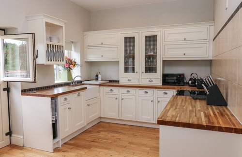 Stanley House | THE MOORINGS, pet friendly, character holiday cottage in Wakefield