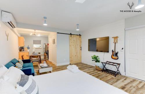 Downtown Memphis Apartment | The Moose #11 - Luxe Modern loft with King Bed, Free Parking & Wi-Fi