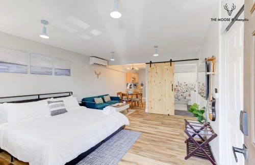Downtown Memphis Apartment | The Moose #11 - Luxe Modern loft with King Bed, Free Parking & Wi-Fi