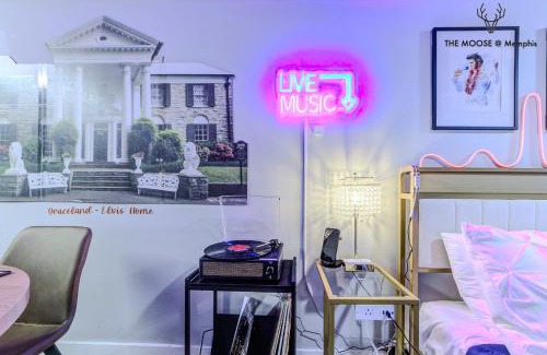 Downtown Memphis Apartment | The Moose #4 - Elvis Presley King Suite with Free Parking and WIFI