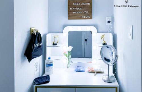 Downtown Memphis Apartment | The Moose #4 - Elvis Presley King Suite with Free Parking and WIFI