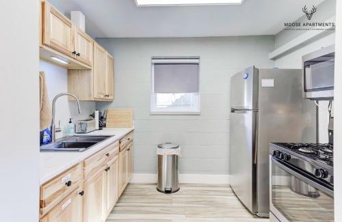 Downtown Memphis Apartment | The Moose #6 - Modern Luxe Studio with Free Parking & King Bed
