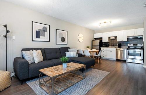Collingwood House | The Moose Lodge - Modern Condo in Collingwood