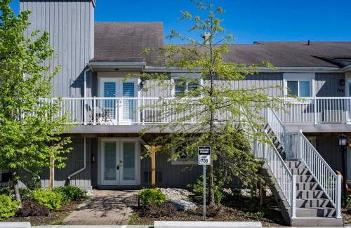 Collingwood House | The Moose Lodge - Modern Condo in Collingwood