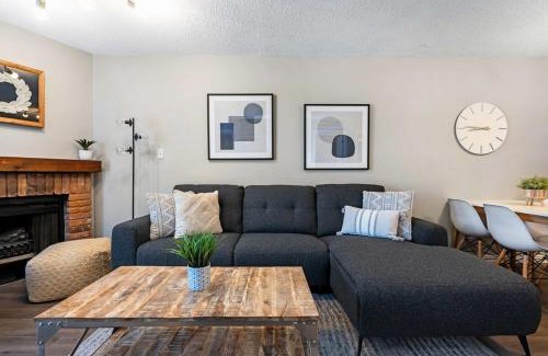 Collingwood House | The Moose Lodge - Modern Condo in Collingwood