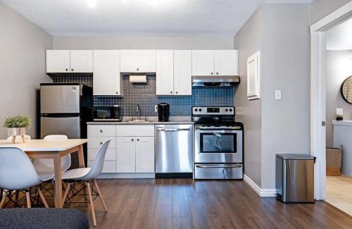 Collingwood House | The Moose Lodge - Modern Condo in Collingwood