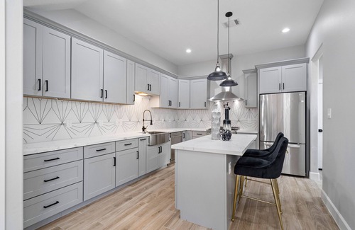 Greater East End House | THE MOSAIC - DOWNTOWN - SLEEPS 10 - OUTDOOR PATIO