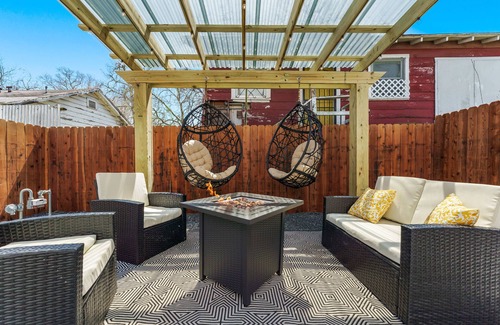 Greater East End House | THE MOSAIC - DOWNTOWN - SLEEPS 10 - OUTDOOR PATIO