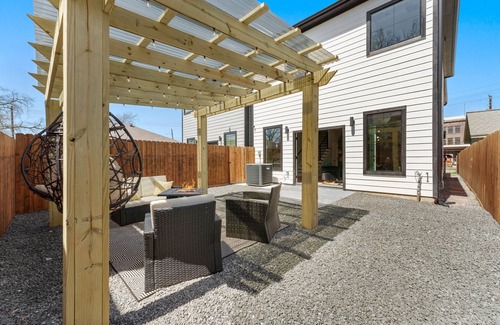 Greater East End House | THE MOSAIC - DOWNTOWN - SLEEPS 10 - OUTDOOR PATIO