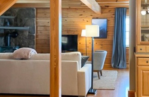 Hartwick Cabin | The MOST private, beautiful Log Home for up to 12 guests. 10 min to Dreams Park