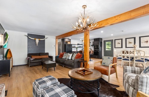 Motley House | 'The Motley Crew Haus' Northern MN Updated Lake House - 100 feet of lakeshore!