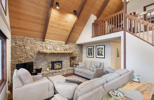 Evergreen Meadows House | The Mountain Getaway. Panoramic Views! Hot Tub. Minutes to Evergreen Lake and Red Rocks!