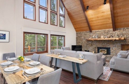 Evergreen Meadows House | The Mountain Getaway. Panoramic Views! Hot Tub. Minutes to Evergreen Lake and Red Rocks!
