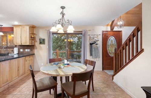 Evergreen Meadows House | The Mountain Getaway. Panoramic Views! Hot Tub. Minutes to Evergreen Lake and Red Rocks!